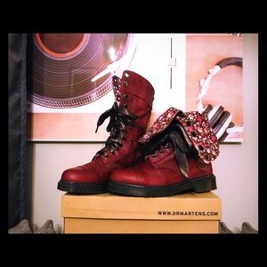 Dr. Martens Triumph Leather Floral size 8